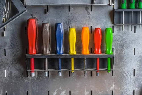 Vista 2 de UTV INC Slots-N-Dots - Estante para herramientas con 7 agujeros, 12 pulgadas de ancho, aluminio, negro