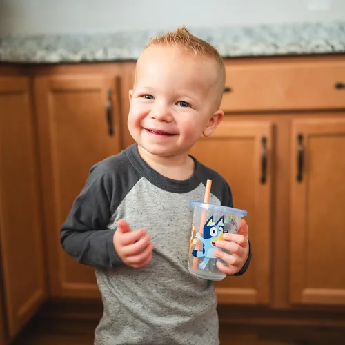 Vista 2 de The First Years Bluey Take & Toss Vasos con Pajita para Niños Pequeños - Vasos Sippy a Prueba de Derrames para Niños Pequeños con Tapas que se