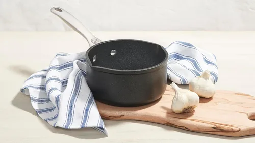 Vista 5 de Le Creuset Cacerola antiadherente endurecida Pro Open con boquillas de doble vertido, 1.7 cuartos de galón.