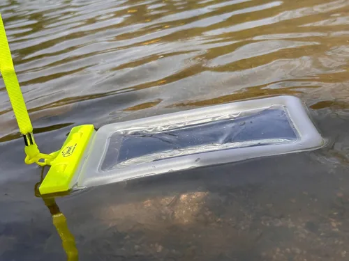 Vista 2 de Jokari Funda flotante impermeable para teléfono con correa para el cuello y silbato de emergencia. Utiliza la pantalla táctil y Bluetooth