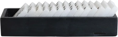 Vista 8 de Creative Co-Op Dominó de alabastro hecho a mano en bandeja de esteatita, blanco y negro