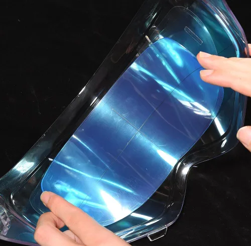 Vista 4 de Protector universal para casco de película antivaho con lente transparente, resistente a la niebla, 3.7 x 10.7 pulgadas, 2