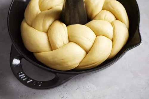 Vista 2 de Staub Asador vertical de pollo de hierro fundido de 9.5 pulgadas, negro mate, fabricado en Francia Mate negro