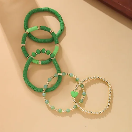 Vista 4 de Caiyao Juego de pulseras apilables de arcilla con corazón multicapa de Bohemia, pulseras elásticas con cuentas doradas de arcilla Heishi para Verde