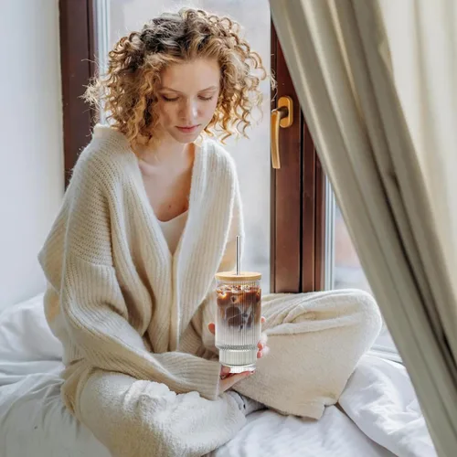 Vista 8 de HIGIINC Tazas de café helado con tapas, 4 unidades, tazas de vidrio de 16 onzas con tapas y pajitas, vaso de café helado reutilizable, vasos