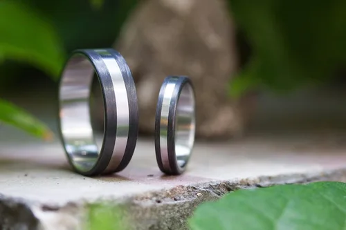 Vista 3 de Set of two titanium and carbon fiber wedding bands. Modern and unique black ring. Water resistant and hypoallergenic. (00307_4N7N)